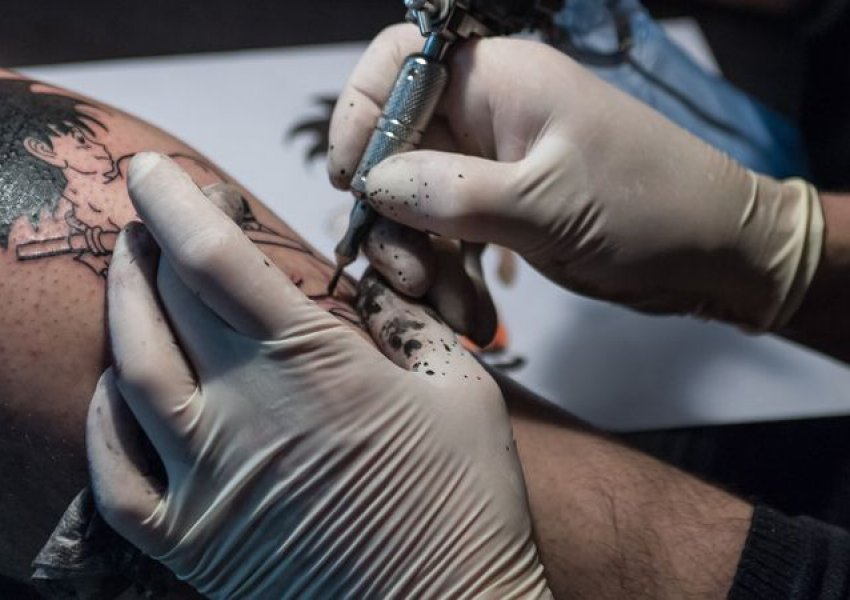 A shkaktojnë tatuazhet kancer të lëkurës? Hulumtimet e reja sugjerojnë një lidhje të mundshme