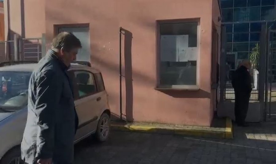 VIDEO/ Ish-Presidenti Bamir Topi paraqitet në SPAK