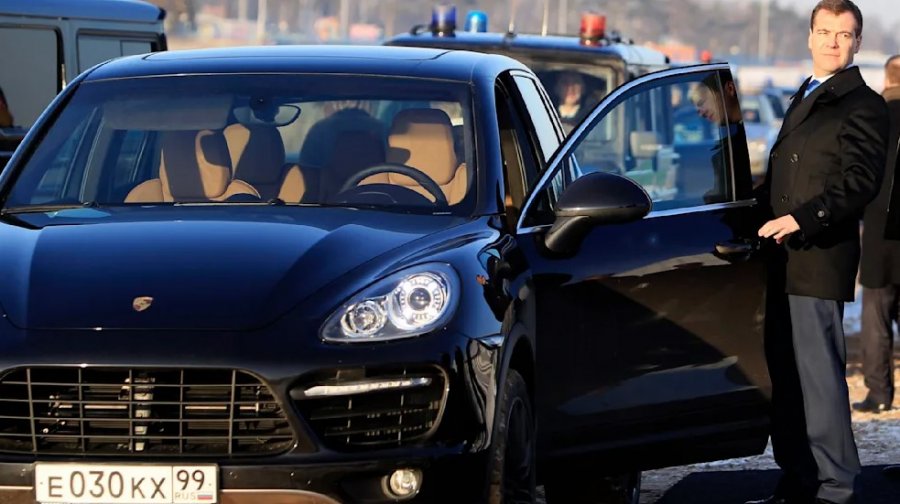 Makinat Porsche nuk ndizen më/ Pasanikët rusë në telashe nga sulmi i veçantë ukrainas