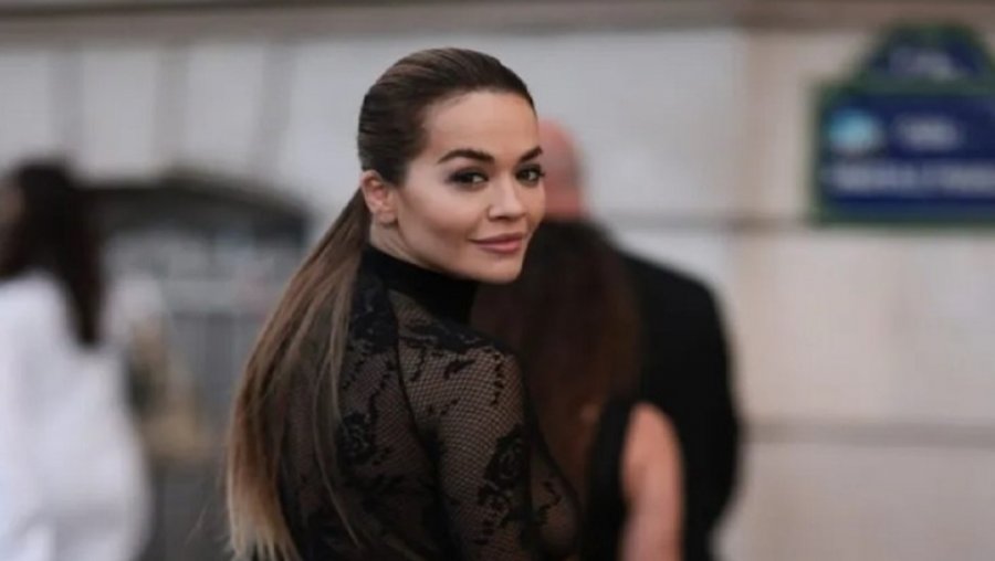 Java e modës në Paris, Rita Ora shfaqet me një fustan të tejdukshëm