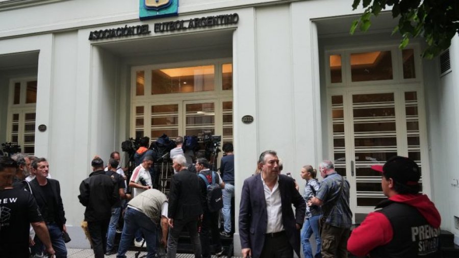 Tronditet futbolli në Argjentinë/ Policia bastis selinë e Federatës dhe 18 klubeve
