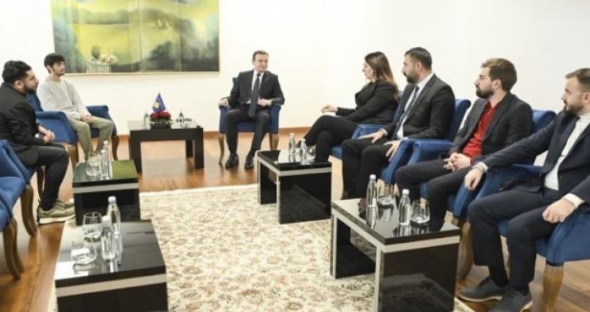 Kurti priti në një takim studentët përfitues të skemave të bursave