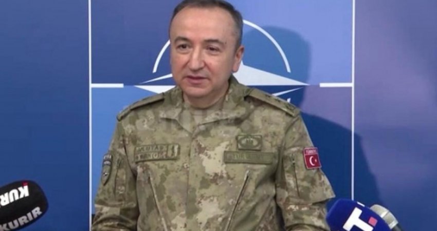 Komandanti i KFOR-it viziton Beogradin, flet për sigurinë në rajon