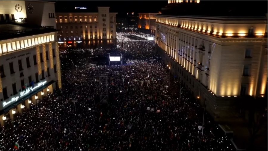 Bullgari/ Gjithçka duhet të dini rreth protestës 'Dorëheqje, Peevski dhe Borisovi larg pushtetit' që mblodhi mbi 150,000 qytetarë në kryeqytet 