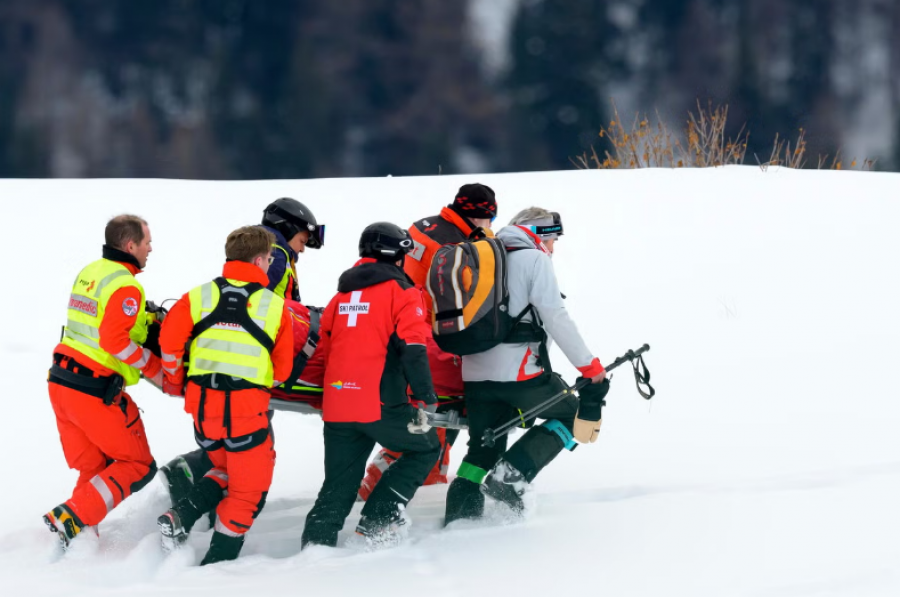 Përplaset me 112 km/h në rrjetat e sigurisë, dërgohet në spital me helikopter skiatorja zvicerane