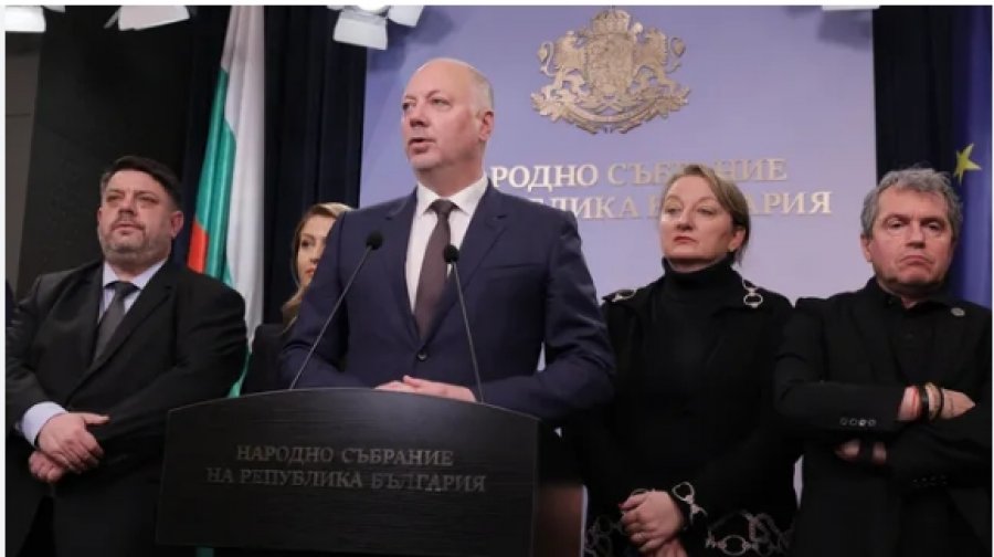 'Ne e dëgjojmë zërin e qytetarëve'/ Protestat masive në gjithë vendin: Jep dorëheqjen kryeministri, bie qeveria Bullgare