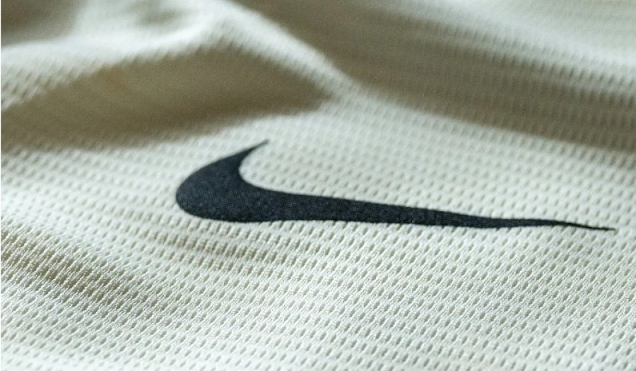 Nga Nike te H&M: Si po e përkeqëson ndotjen nga mikroplastika 'plani i madh i gjelbër' i industrisë së modës