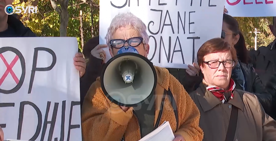 SYRI TV/ Preken nga TID, banorët protestë te parlamenti para interpelancës me Blendi Gonxhen