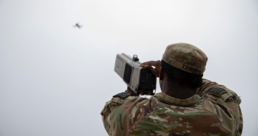 Ushtarët amerikanë trajnohen për gjurmimin dhe rrëzimin e dronëve, KFOR shpjegon se si funksionon sistemi
