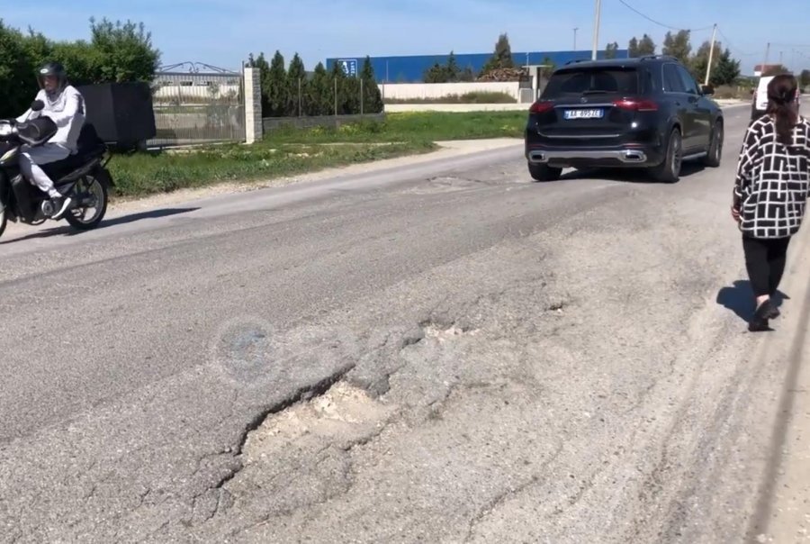 '1.4 miliardë lekë investime', rruga e Sektor Rinia mbetet e amortizuar, banorët në protestë: Po na rrezikohet jeta!