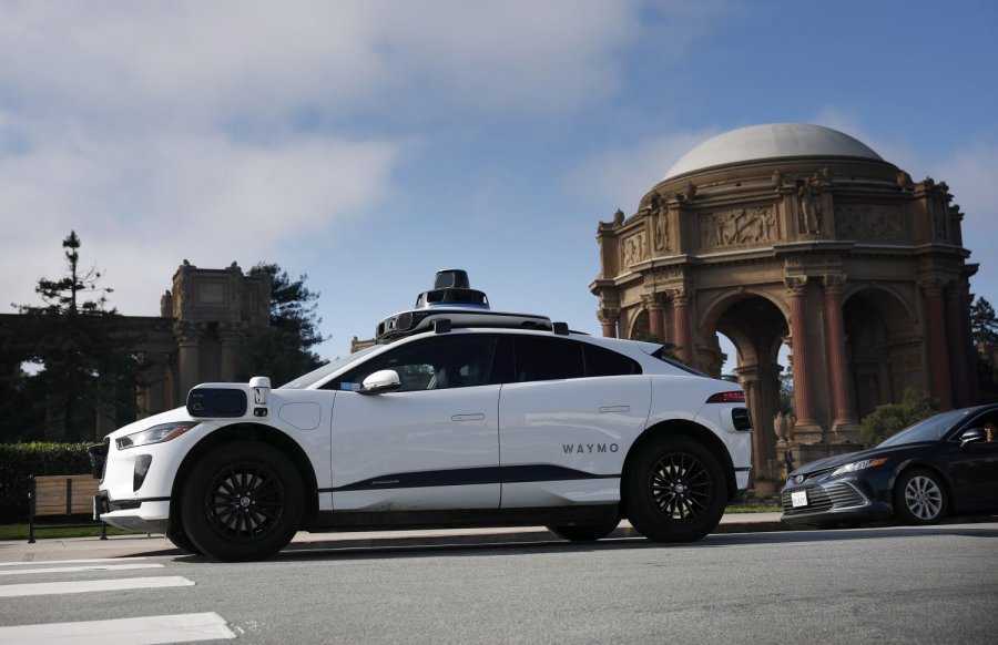 Gruaja në San Francisko lind në një taksi pa shofer
