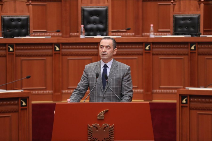VIDEO/ Deputeti i PD denoncon indiferencën e shtetit: Banorët e fshatit Shumicë në Tropojë riparojnë vetë rrugën