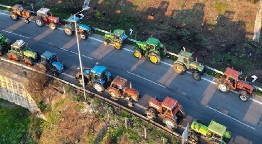 Fermerët grekë vijojnë bllokadën, të shtunën takimi mbarëkombëtar