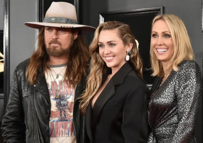 Çfarë?! Një grua po pretendon se është nëna e Miley Cyrus