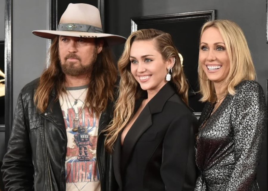 Çfarë?! Një grua po pretendon se është nëna e Miley Cyrus