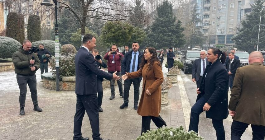 Presidentja Osmani shkon për ta uruar Pecin në Mitrovicë të Jugut, pritet me lule