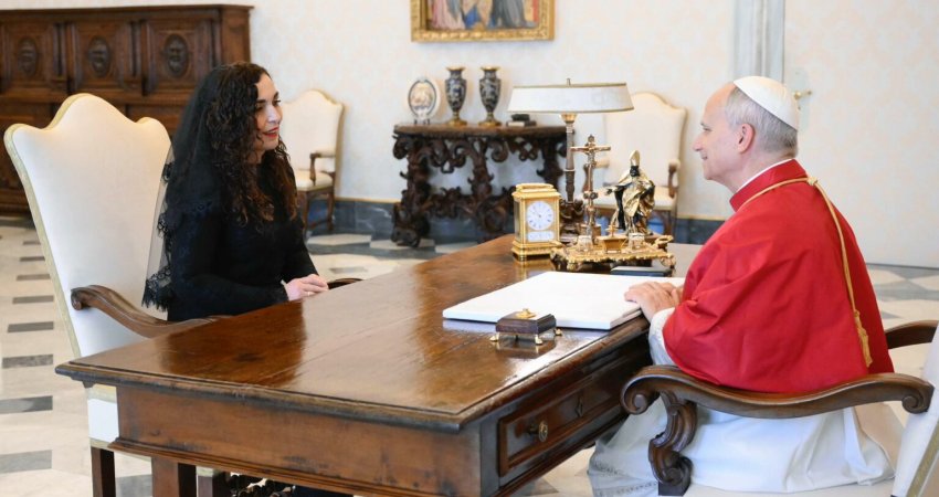 Vjosa Osmani e takoi edhe Papën, në vizitën në Vatikan