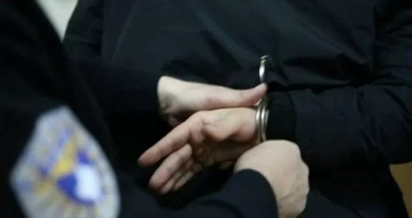 Prangosen dy burra e një grua në Pejë, kapen duke shitur drogë