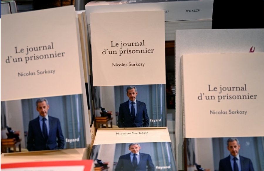 Libri i Sarkozisë për 'mjerimin' e tij në burg u shit në gati 100,000 kopje në më pak se një javë