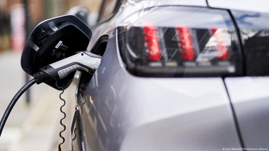Brukseli heq dorë nga ndalimi i motorëve me djegie të brendshme pas 2035