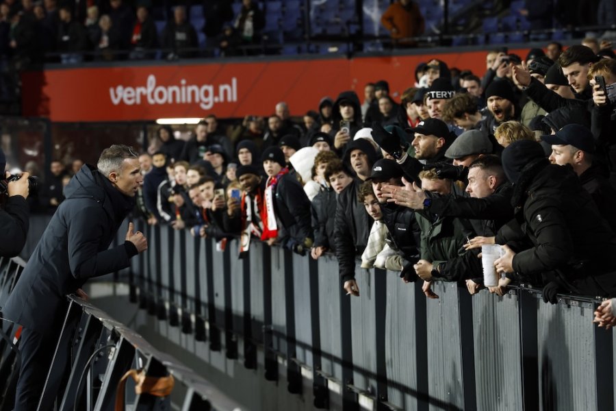 ‘Shokohet’ Feyenoordi, Van Persie nën presion pas eliminimit nga Kupa, takohet me tifozët