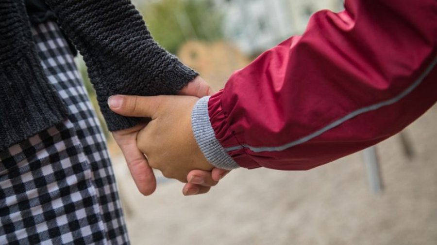 Disa mënyra për ta ndihmuar fëmijën tuaj të ndihet më i sigurt në kohë të pasigurta