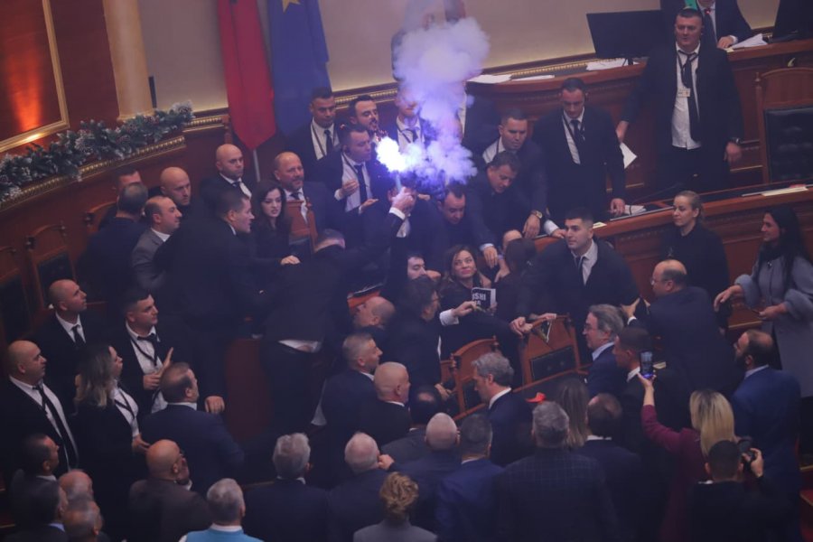 Mediat italiane: Përshkallëzohen tensionet në Parlamentin e Shqipërisë, fishekzjarre, shishe uji dhe ‘rrëzimi’ i Ballukut...
