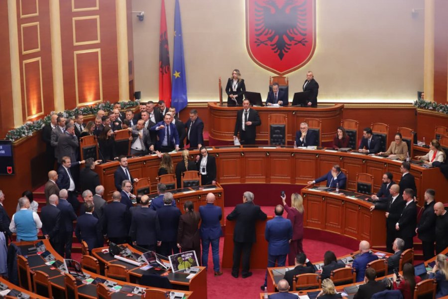 Opozita vijon protestën në kuvend. Peleshi dhe PS paturpësisht miratojnë ligjet