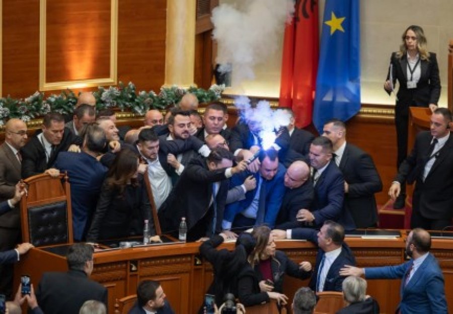 Rama i kërkon Peleshit përjashtimin e gjithë opozitës nga Kuvendi/ Masa për 29 deputetë të PD