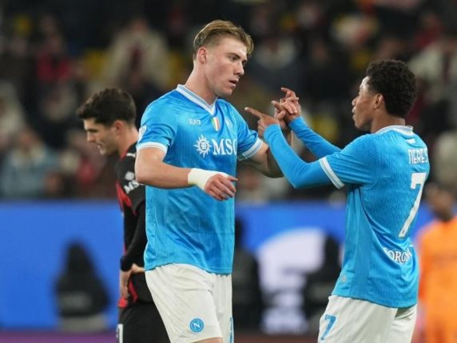 Napoli fiton pastër me Milanin dhe kualifikohet në finalen e Superkupës së Italisë