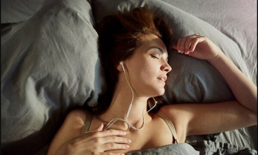 Neurologu paralajmëron: Nuk fle kurrë me kufje në vesh – ‘Rritet rreziku i humbjes së dëgjimit dhe demencës’