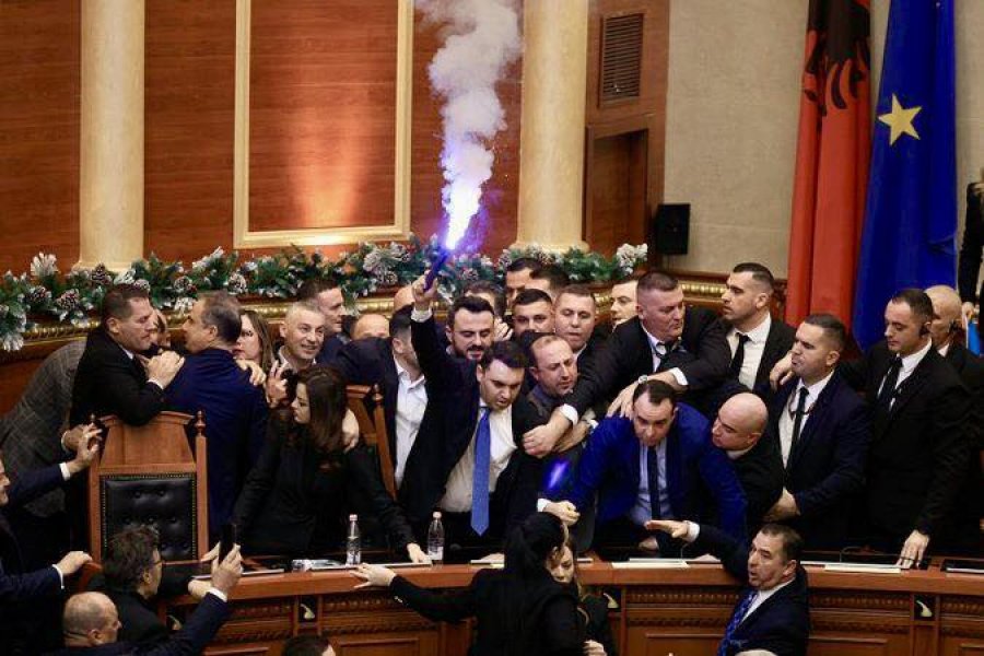 Protesta në Kuvend, jehonë në mediat ndërkombëtare, BILD: Zv/kryeministrja akuzohet për korrupsion, opozita në protestë