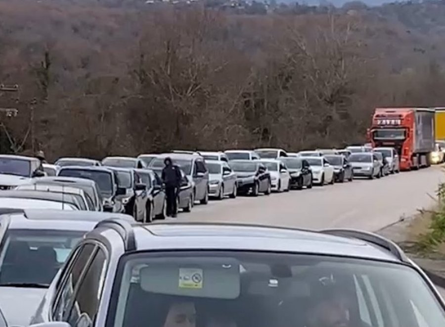 Emigrantët kthehen për festat, radhë kilometrike mjetesh në Kakavijë
