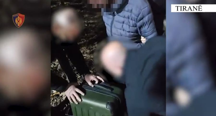 Transportonte me valixhe një kallashnikov me municion, arrestohen 24-vjeçari në Tiranë
