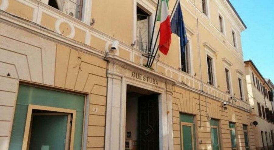 Nuk qëndronte dot larg familjes për Krishtlindje/ Shqiptari i dëbuar vetëdorëzohet në polici me një ‘as nën mëngë’