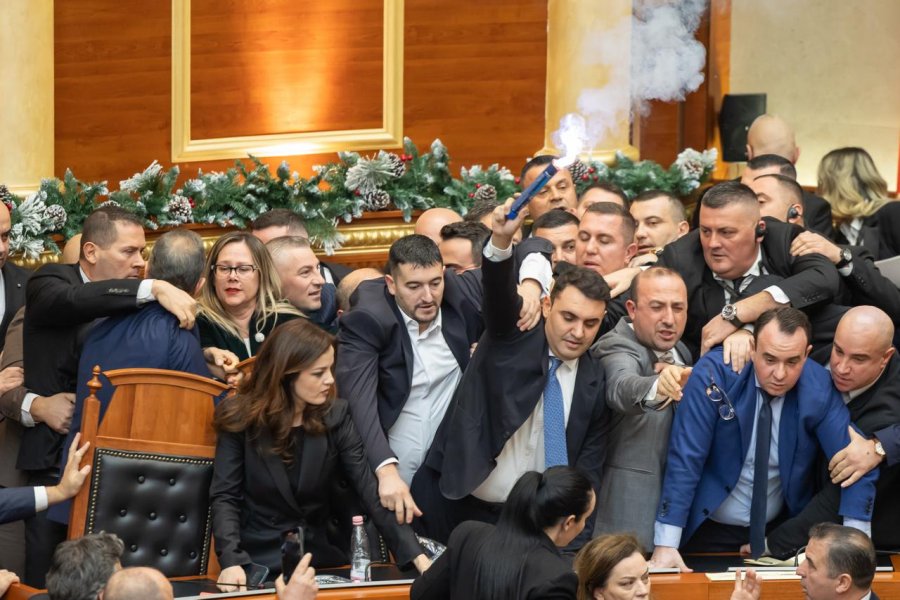 ‘Noriega i Europës’/ Gazeta e madhe spanjolle ‘El Mundo’: PD njofton protesta masive dhe kërkon dorëheqjen e qeverisë