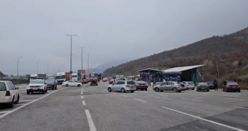 Fluks i lartë automjetesh edhe në kufirin Shqipëri-Kosovë