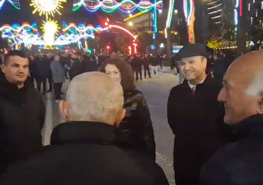 Argita dhe Jamarbër Malltezi i bashkohen protestës së opozitës para kryeministrisë 