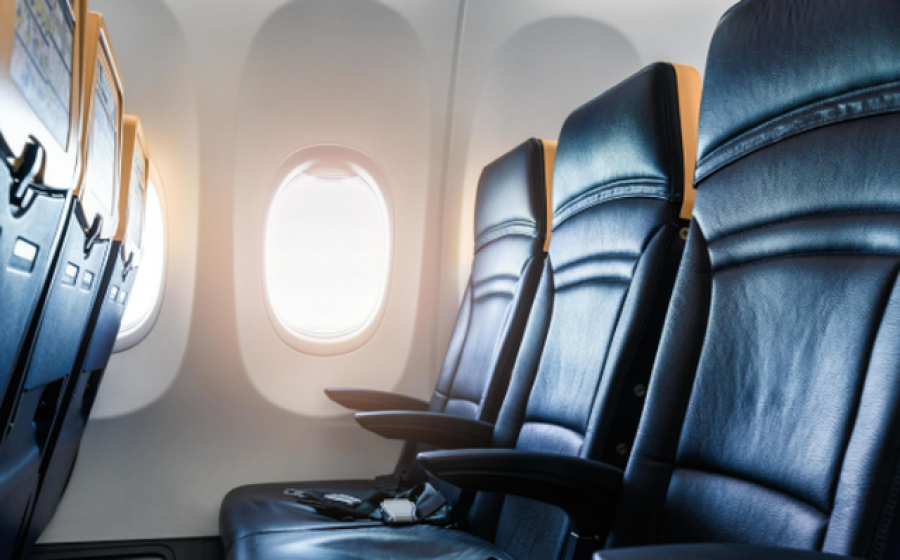 Si të zgjidhni vendin më të mirë në avion për të shmangur bakteret