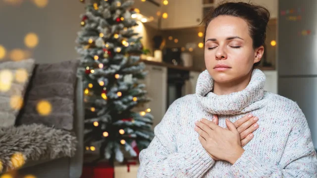 Ankthi social gjatë fundvitit: si t’a kalosh më kollaj nëse je introverte