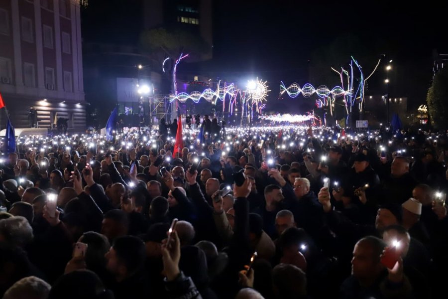 Ushtari i bandave, Ilir Proda, urdhëron policinë të intimidojë protestuesit e opozitës! 10 të shoqëruar 