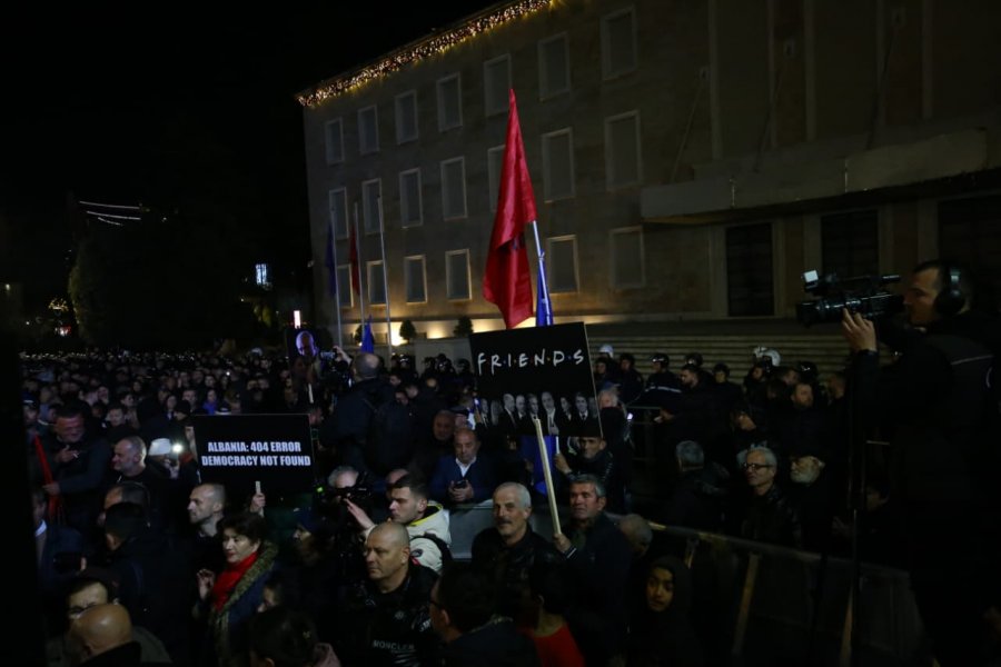 Protestuesit kërkojnë dorëheqjen e Edi Ramës/ Meta: Numërimi mbrapsht ka filluar