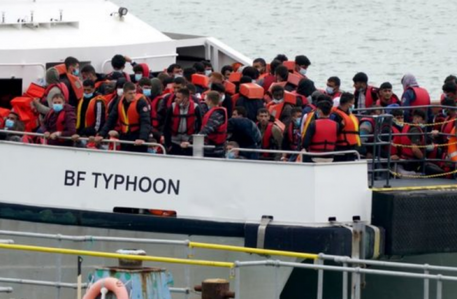 Britani e Madhe, mbi 41 000 emigrantë kaluan kanalin La Mansh në 2025