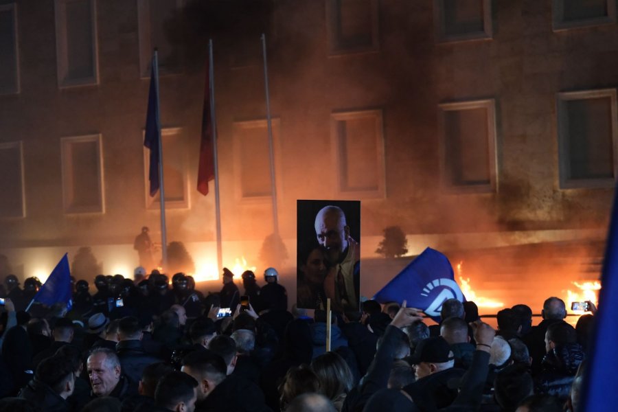 Protesta e opozitës/ Qytetarët e revoltuar hedhin flakadanë drejt Kryeministrisë