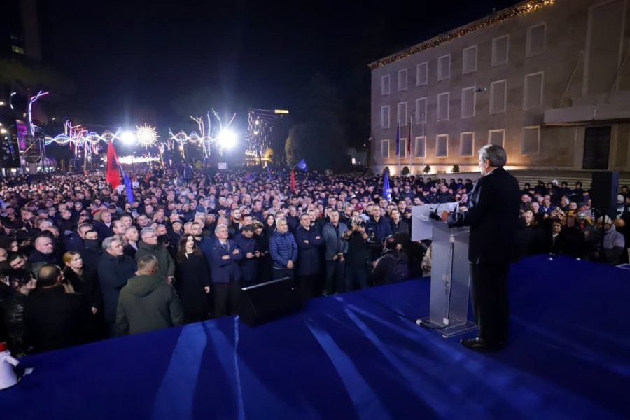 Opozita proteston duke kërkuar dorëheqjen e kryeministrit pas akuzave për korrupsion ndaj Ballukut