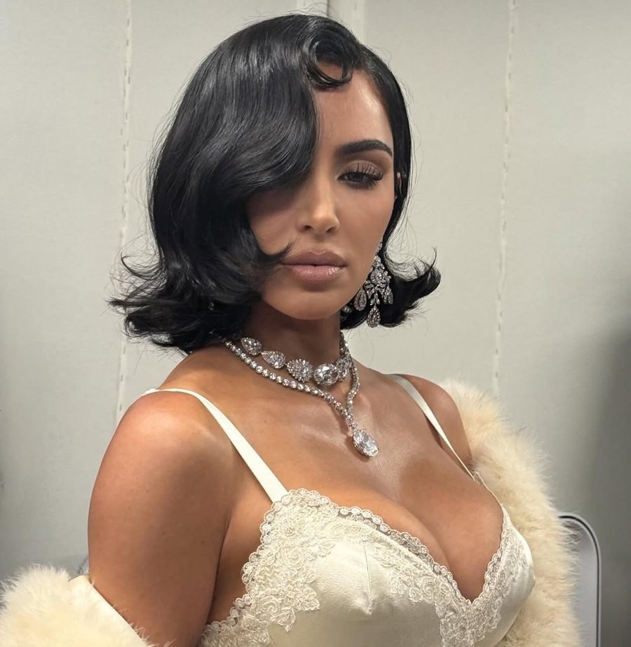 Kim Kardashian pozon me katër fëmijët e saj me veshjen më të çuditshme deri tani