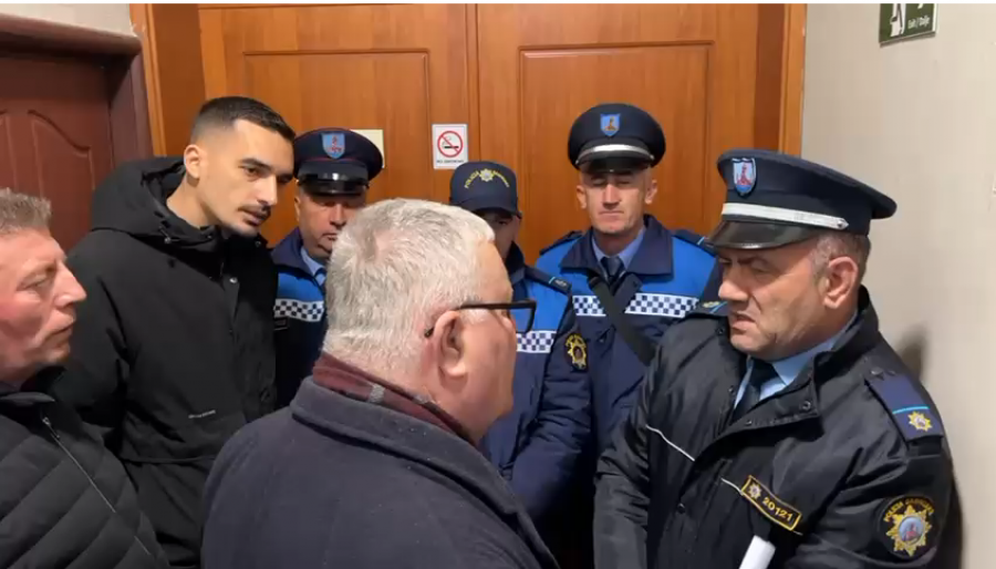 Protestë e shoferëve në Vlorë, kërkojnë takim me kryetarin e Bashkisë gjatë diskutimit të buxhetit 2026