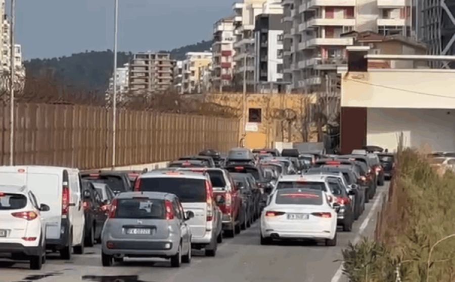 Festat e fundvitit/ Fluks makinash në portin e Vlorës