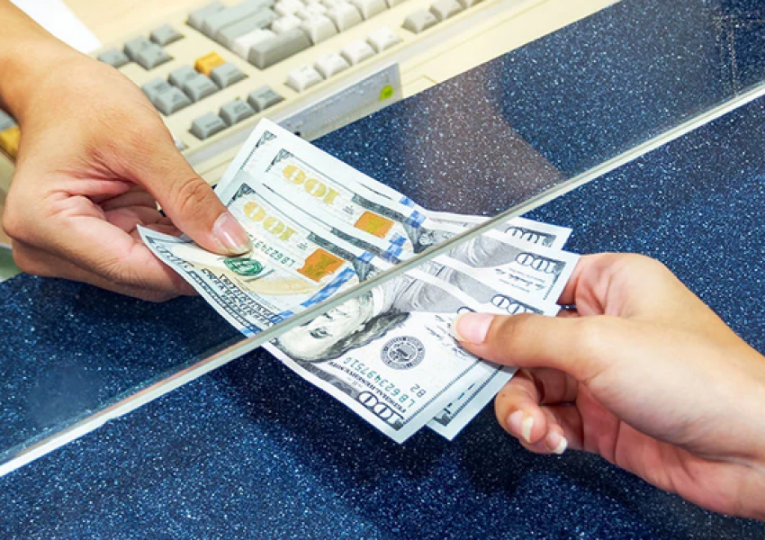 Këmbimi valutor 6 janar/ Me sa blihen e shiten dollari dhe euro, çfarë ndodh me monedhat e tjera