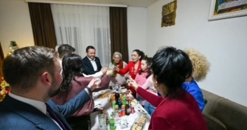 Osmani viziton dy familje për Krishtlindje: Dashuri, paqe dhe shpresë